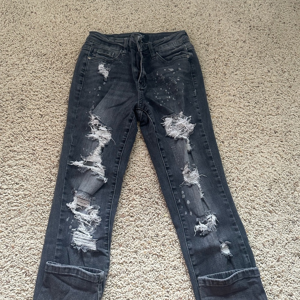 JB boyfriend ft distressed jeans